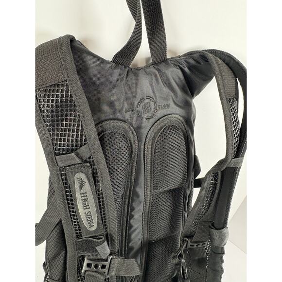WWE High Sierra Hydration Backpack Black Water Bladder Hiking Pack main image 4